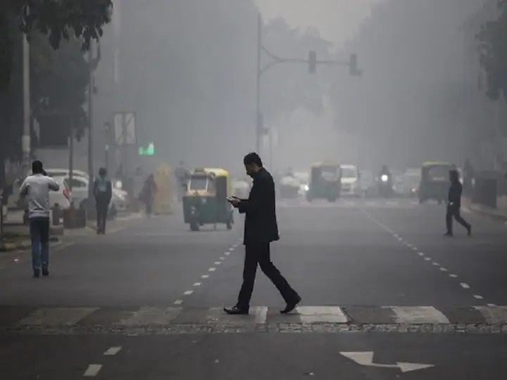 बारिश के बाद दिल्ली में छाया घना कोहरा, जानिए आने वाले दिनों में मौसम का हाल