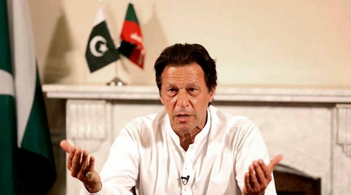 पाकिस्तान में मंहगाई आसमान छू रही  है  इमरान खान  पर अविश्वास प्रस्ताव  से  बोल्ड  करने की तैयारी