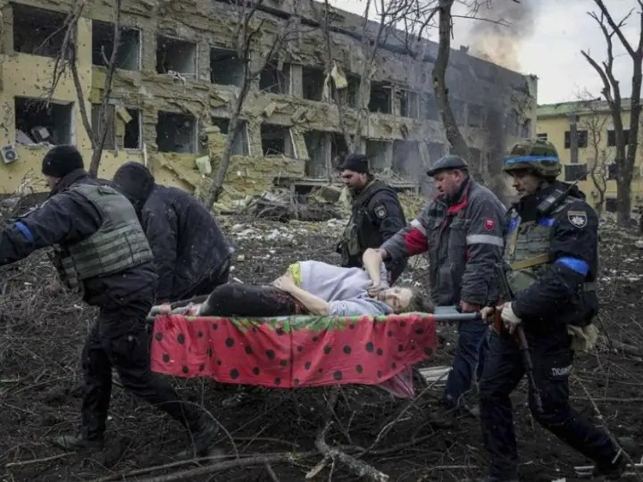 रूस के हमले के बाद गर्भवती महिला की बच्चे समेत मौत, देखें तस्वीर