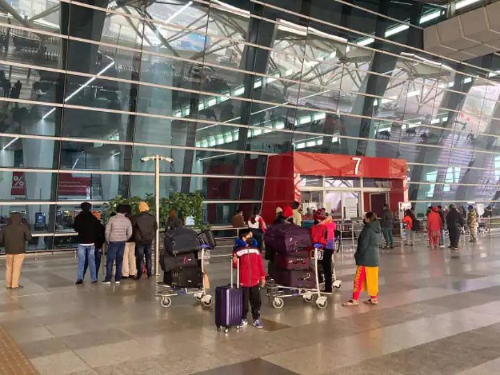 चीन में एक शख्स ने पिछले 14 साल से बनाया एयरपोर्ट को ही आशियाना.