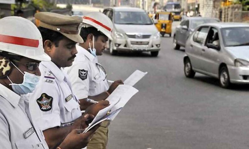कार में हेलमेट नहीं पहनने पर ट्रैफिक पुलिस ने लगाया 500 रुपये का जुर्माना