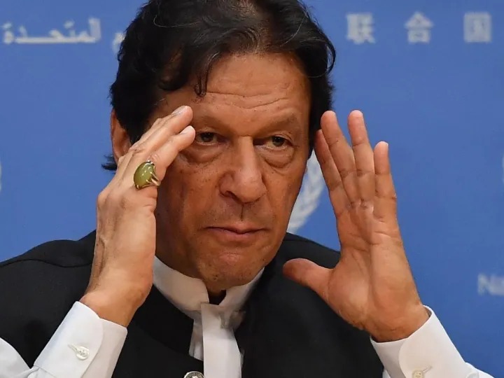 पाकिस्तान में सियासी संकट के बीच क्यों ट्रोल हो रहे हैं पीएम इमरान खान? जानिए