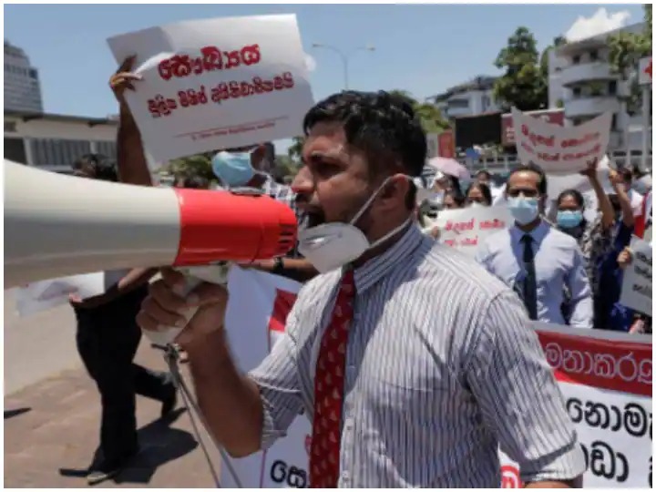 श्रीलंका में सड़क से संसद तक संग्राम, आर्थिक संकट टालने के लिए छापे 119 अरब रुपये