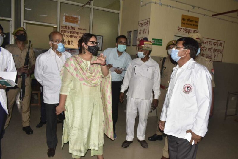 कानपुर :उर्सला अस्पताल का औचक निरीक्षण करती जिलाधिकारी नेहा शर्मा