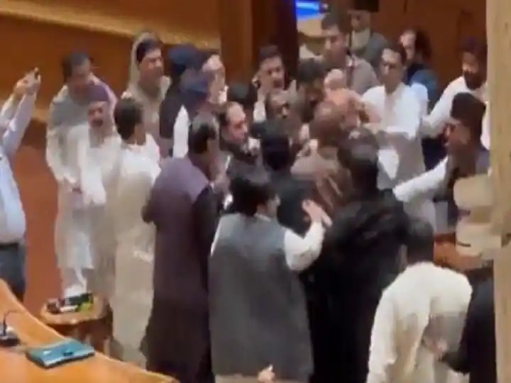 पाकिस्तान : पंजाब विधानसभा में नेताओं के बीच मारपीट, डिप्टी स्पीकर के खींचे गए बाल