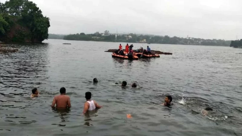 वाराणसी में गंगा नदी में  नाव पलटने से 6 लोग डूबे  ,NDRF ने शुरू किया रेस्क्यू ऑपरेशन