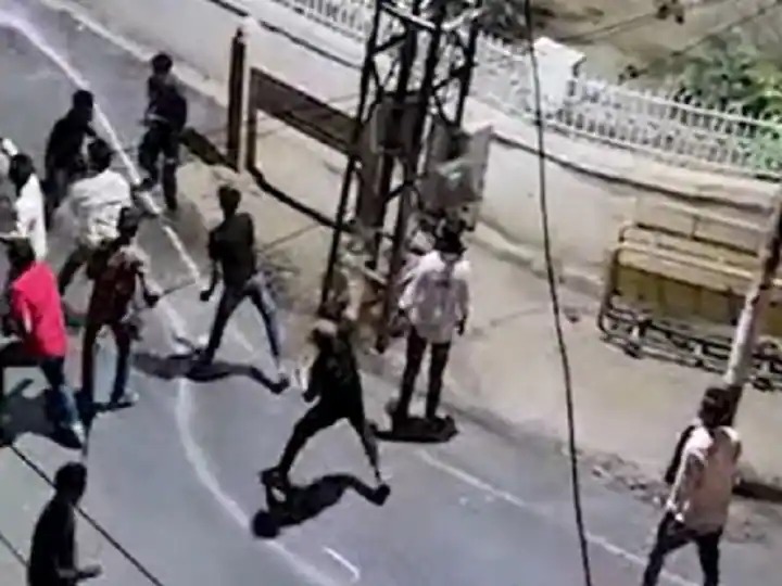 जोधपुर:  ईद की नमाज के बाद पथराव होने पर पुलिस ने छोड़े आंसू गैस के गोले, किया लाठीचार्ज