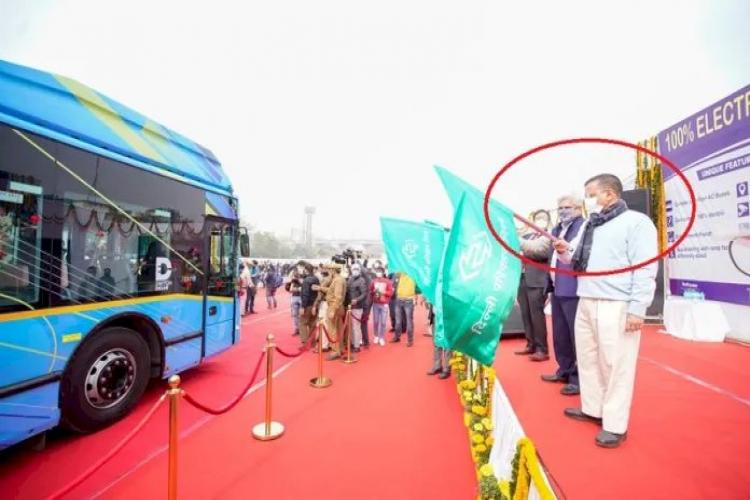 दिल्ली : केजरीवाल ने 150 नई इलेक्ट्रिक बसों,को हरी झंड़ी दिखाकर रवाना किया