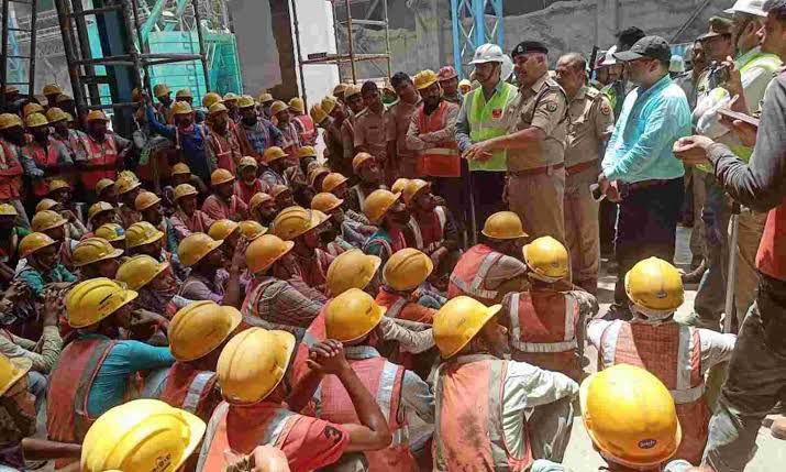 हमीरपुर: सीमेंट फैक्ट्री के बाहर मजदूर की मौत, नाराज मजदूरों NH 34 पर लगाया जाम