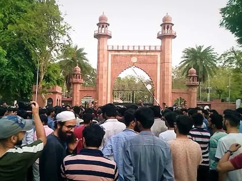 प्रयागराज हिंसा के  मुख्य आरोपी जावेद के समर्थन में AMU के छात्रों ने किया प्रदर्शन