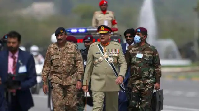 कर्ज के लिए घुटनों पर पाकिस्तान, IMF की शर्त मानने को सेना का बजट भी घटाया
