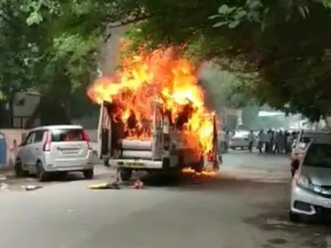दिल्ली: स्कूली बच्चों से भरी बस में लगी आग दिल दहलाने वाला हुआ हादसा