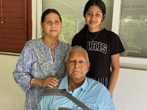 दिल्‍ली AIIMS से डिस्‍चार्ज हो कर लालू प्रसाद यादव बेटी मीसा भारती के आवास पर पहुंचे 