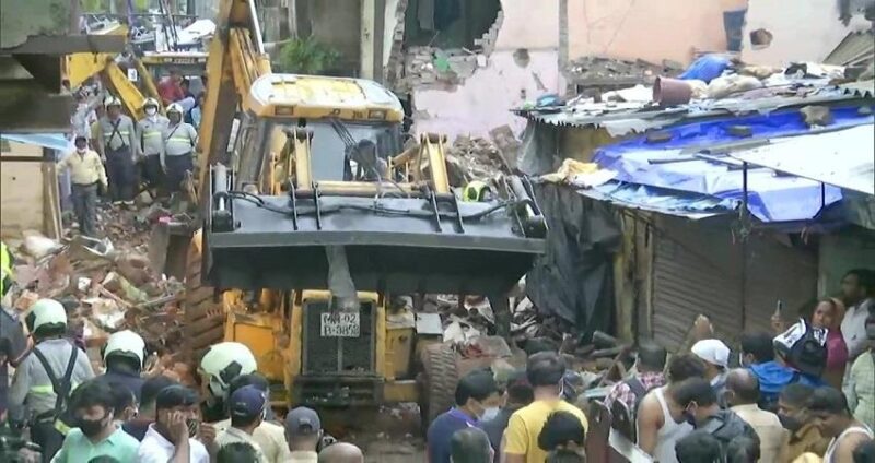 मुंबई में 4 मंजिला इमारत ढही, हादसे में 4-5 लोगों के मलबे में फंसने की आशंका