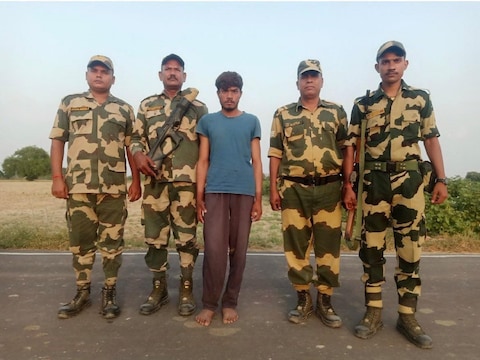 भारतीय सीमा में घुसा पाकिस्तानी घुसपैठिया, BSF ने धर दबोचा