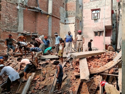 दिल्ली के आजाद मार्केट इलाके में  निर्माणाधीन बिल्डिंग  गिरने से 5 लोग घायल