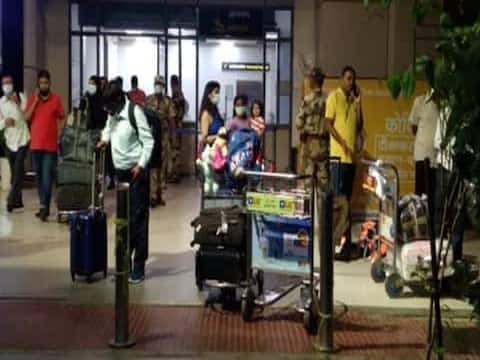 बेंगलुरु से आ रहा विमान हैदराबाद डायवर्ट,8 घंटे तक फंसे रहे यात्री