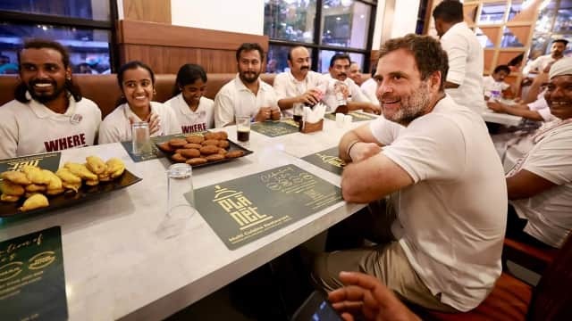 थरूर और अशोक गहलोत रेस में हैं ,’ना’ ‘ना’ करते राहुल गांधी का माहौल बना रही कांग्रेस
