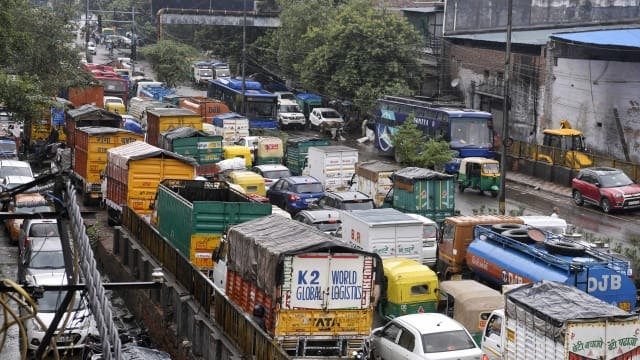 Delhi-NCR: इन रास्तों पर जाने से बचे, जगह-जगह जलभराव और ट्रैफिक जाम