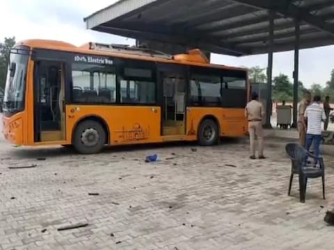 बरेली : इलेक्ट्रिक बस में धमाका होने से चार्जिंग स्‍टेशन पर  मची अफरातफरी