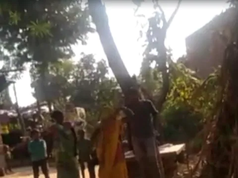 UP के ग्राम खेतलपुर सौरिया में एक दलित युवक को पेड़ से बांधकर उसके साथ मारपीट की गई