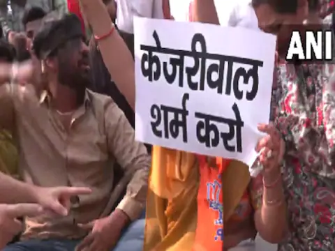 गाजीपुर में भिड़े BJP और AAP कार्यकर्ता, एक-दूसरे के खिलाफ जमकर की नारेबाजी