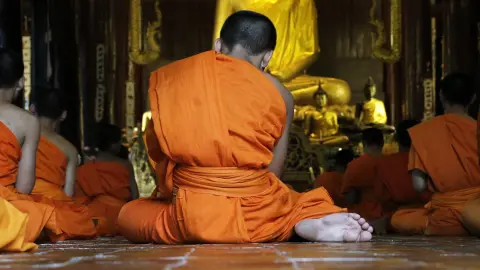 थाईलैंड के एक बौद्ध मंदिर में छापेमारी, नशे में धुत्त मिले सभी पुजारी….