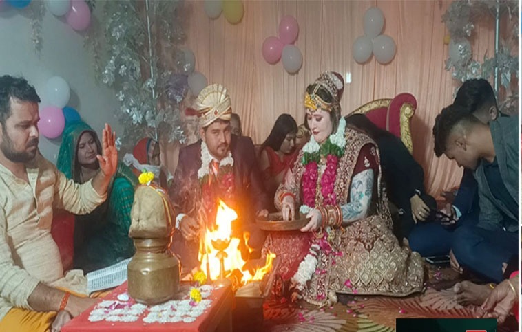 Agra : जब गाव में इग्लैड़ से आई विलायती बहू आगरा के छोरे ने इंग्लैंड की लड़की से रचाई शादी