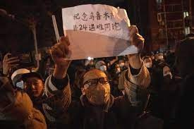 चीन में लॉक डाउन के खिलाफ प्रदर्शन कर रहे छात्रों ने जमकर करी नारेबाजी