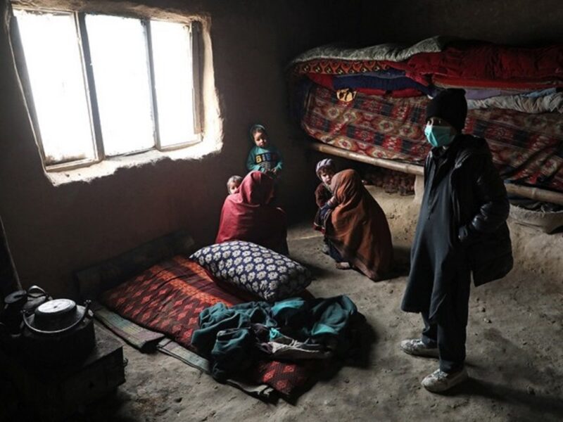 अफगानिस्तान : आधी आबादी के सामने रोटी और ठंड का संकट