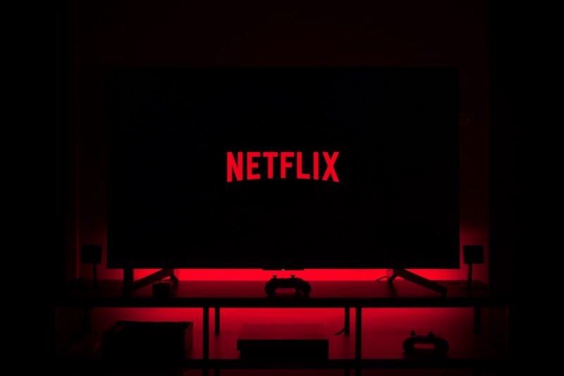 Netflix जैसे OTT Platform का पासवर्ड शेयर आपको पड़ सकता है भारी, ऐसा करने पर हो सकता है जेल या भारी जुर्माना