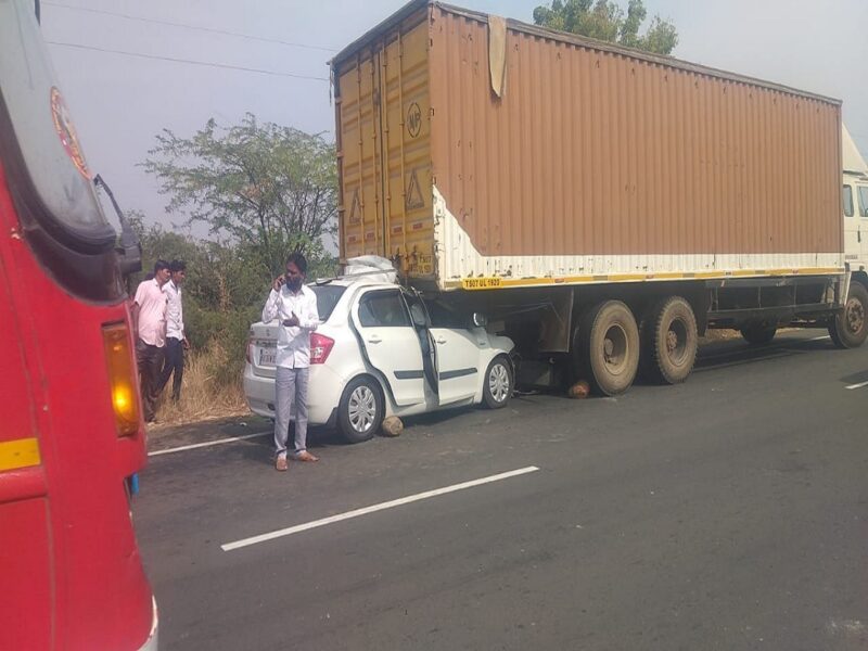 कर्नाटक में दर्दनाक सड़क हादसा ट्रक में जा घुसी तेज रफ्तार कार, पति-पत्नी की दर्दनाक मौत