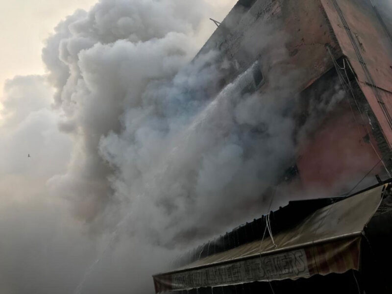 Delhi : DDA मार्केट की एक बिल्डिंग में लगी भीषण आग