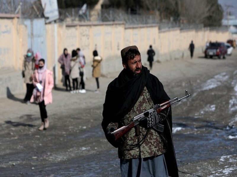 तालिबान ने PAK फौजी का सिर काटा कत्ल के बाद सैनिक का शव पेड़ पर लटकाया