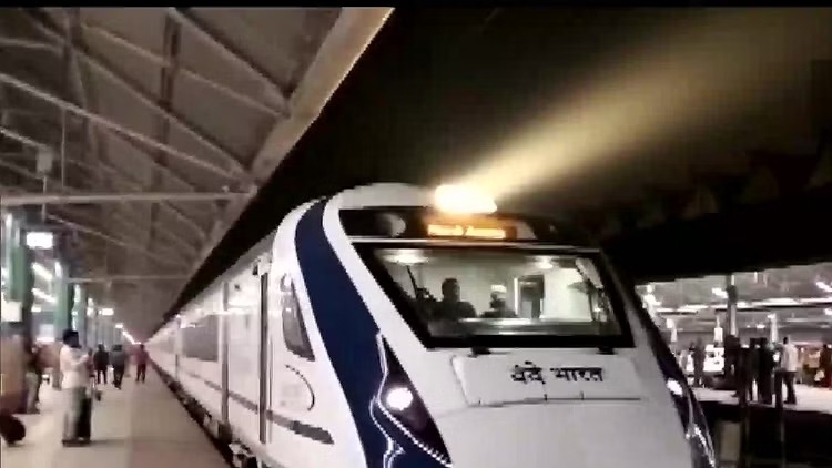 पश्चिम बंगाल में वंदे भारत एक्सप्रेस ट्रेन पर पथराव, खिड़की के शीशे में आई दरार, रेलवे जांच में जुटी