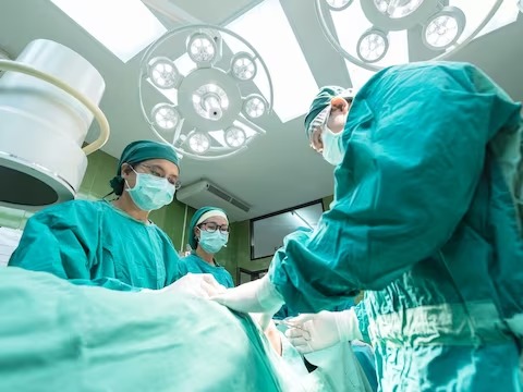 क्या हैं इसकी वजह क्यों पहनते है सर्जरी के समय डॉक्टर हरे रंग के कपड़े 