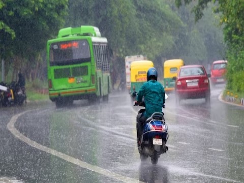 Weather Update Today: दिल्ली-NCR में बदला मौसम, तेज हवाओं के साथ हल्की बूंदाबांदी￼