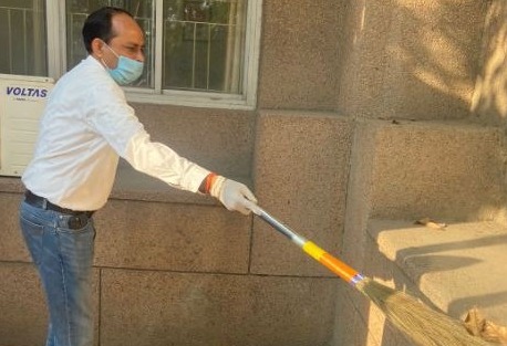 डीएम मनीष वर्मा कलेक्ट्रेट की सफाई करने खुद मैदान में उतरे और झाडू लगाकर स्वच्छता का संदेश दिया