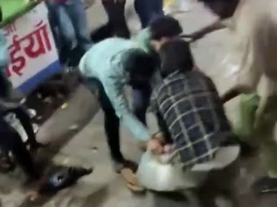 मेरठ में बिरयानी की लूट का VIDEO हुआ वायरल पहले छीनाझपटी…फिर भगोना घसीटकर भागे लोग; पुलिस बोली-जांच करेंगे