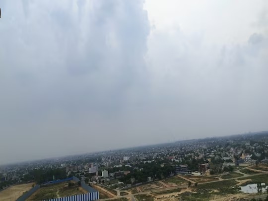 दिल्ली-एनसीआर में आसमान में छाए घने बादल,चल रही है धूल भरी आंधी