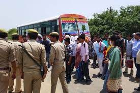 कानपुर में बीच सड़क पर लोगों ने खटारा बस को लगाया धक्का, रोडवेज की खुली पोल