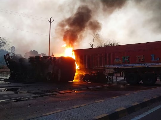 लखनऊ-अयोध्या नेशनल हाइवे पर ट्रक और टैंकर की टक्कर, दोनों वाहनों में लगी आग