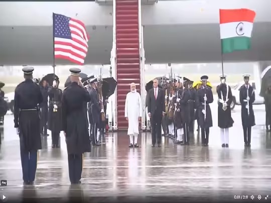 अमेरिका : जमकर हो रही थी बारिश, राष्ट्रगान के सम्मान में भीगते रहे PM मोदी