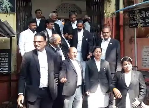 दिल्ली के तीस हजारी कोर्ट में  वकीलों के साथ हुई मारपीट के बाद फायरिंग
