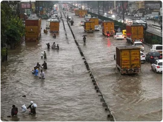 भारी बारिश के कारण दिल्ली नोएडा और गाजियाबाद में आज स्कूल बंद