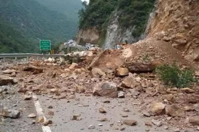 उत्तराखंड : MP के 4 पर्यटकों की भूस्खलन से मौत, पहाड़ से गिरे मलबे में दबने से हुआ हादसा