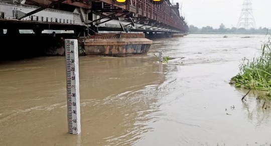दिल्ली में यमुना हुई विकराल तोड़ा 45 साल का रिकॉर्ड, कई घरों में घुसा बाढ़ का पानी