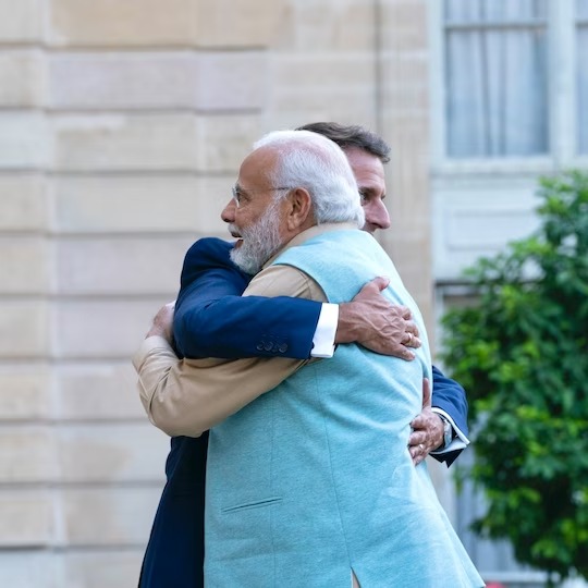 फ्रांस के राष्ट्रपति मैक्रों ने हिंदी में किया ट्वीट, कहा- “भारत-फ्रांस 25 साल की रणनीतिक साझेदारी और दोस्ती का मना रहे जश्न”