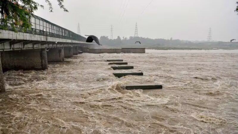 यमुना नदी अब खतरे के निशान से नीचे ,बाढ़ ने मचाई थी तबाही, मंत्री-डीएम लेंगे बाढ़ ग्रस्त क्षेत्रों का जायजा…