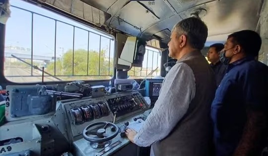 देश में कितनी ट्रेनो में लगा ‘कवच’,कितनी ट्रेनें एक्सीडेंट प्रूफ टेक्नोलॉजी से लैस, रेल मंत्री ने बताया